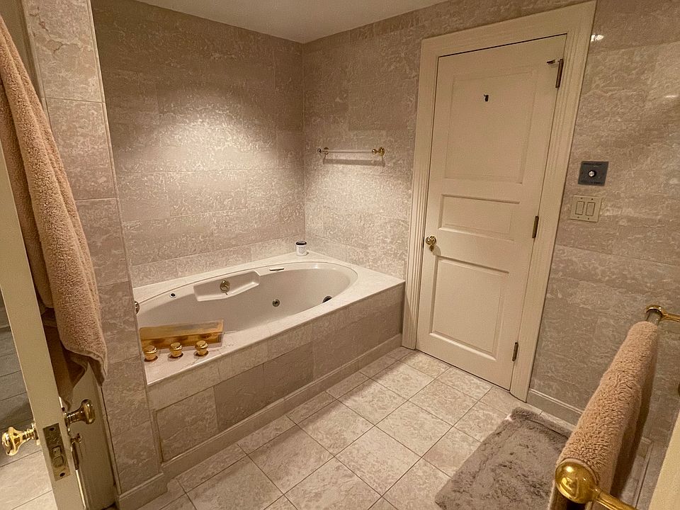 Master Bath - jacuzzi tub
