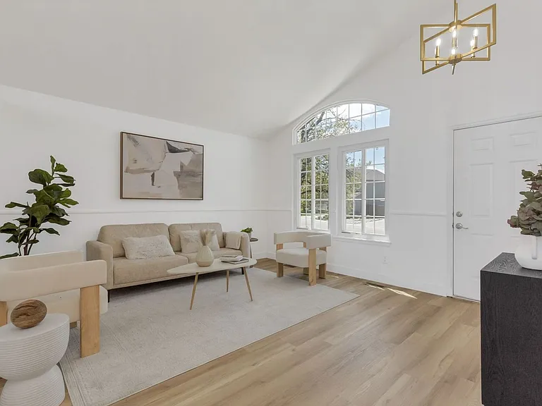 1260 Ascot Ave — Photo 2