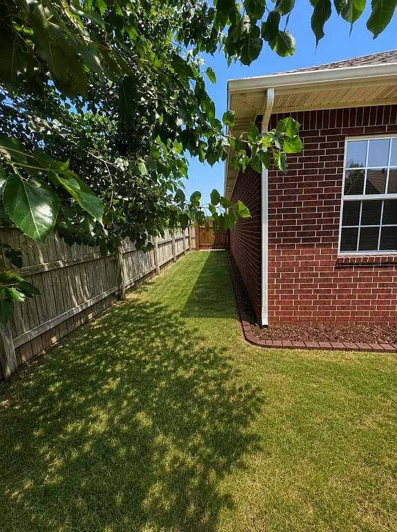 1208 N 22nd Pl — Photo 4