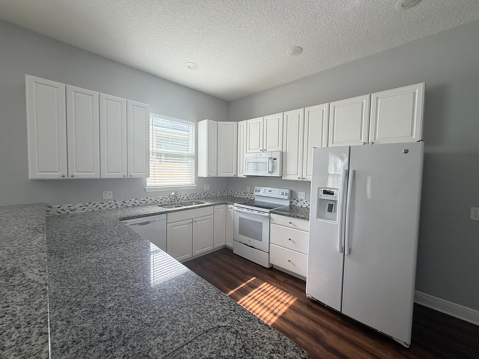 3 bed, 2296 sqft, $2,650 — Photo 4