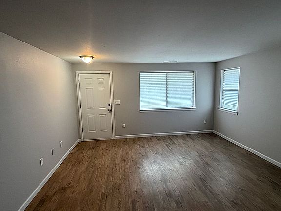 5th image of 3042 Colleen St NE