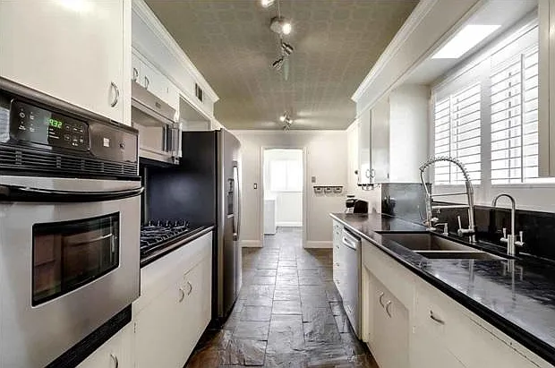6736 N Pershing Ave — Photo 5