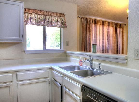 3rd image of 924 Sylvan Creek Dr