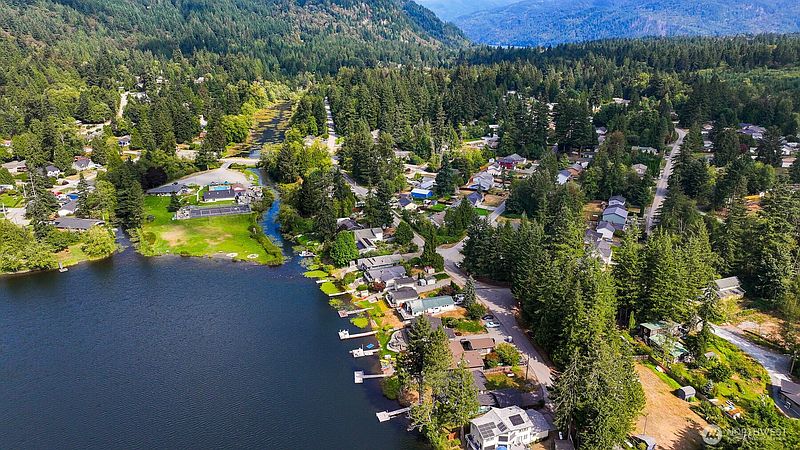 2nd image of 333 Lakeside Drive