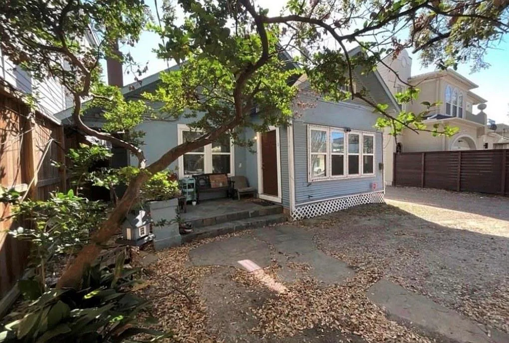 2 bed, 1.0 bath, 900 sqft, $1,350 — Photo 1