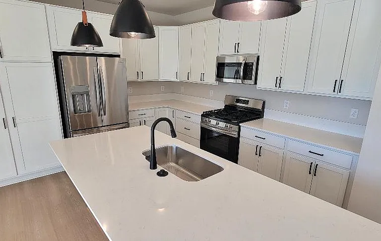 651 Moscow St — Photo 2