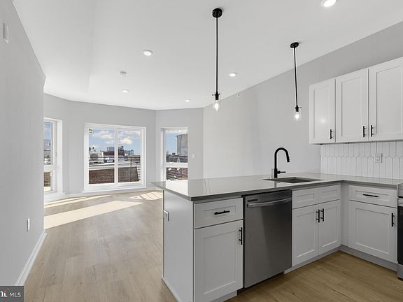 4th image of 919 N 15th St Floor 3
