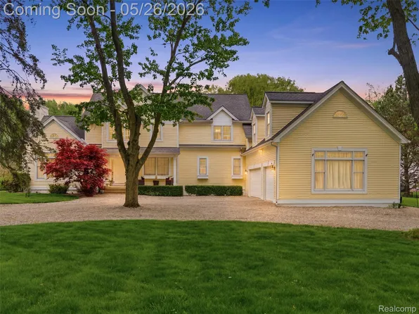 1185 Avon Cir W, Rochester Hills, MI 48309