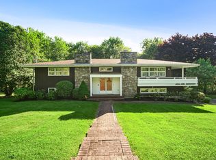100 Roosevelt Dr, Trumbull, CT 06611
