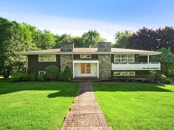 100 Roosevelt Drive, Trumbull, CT 06611