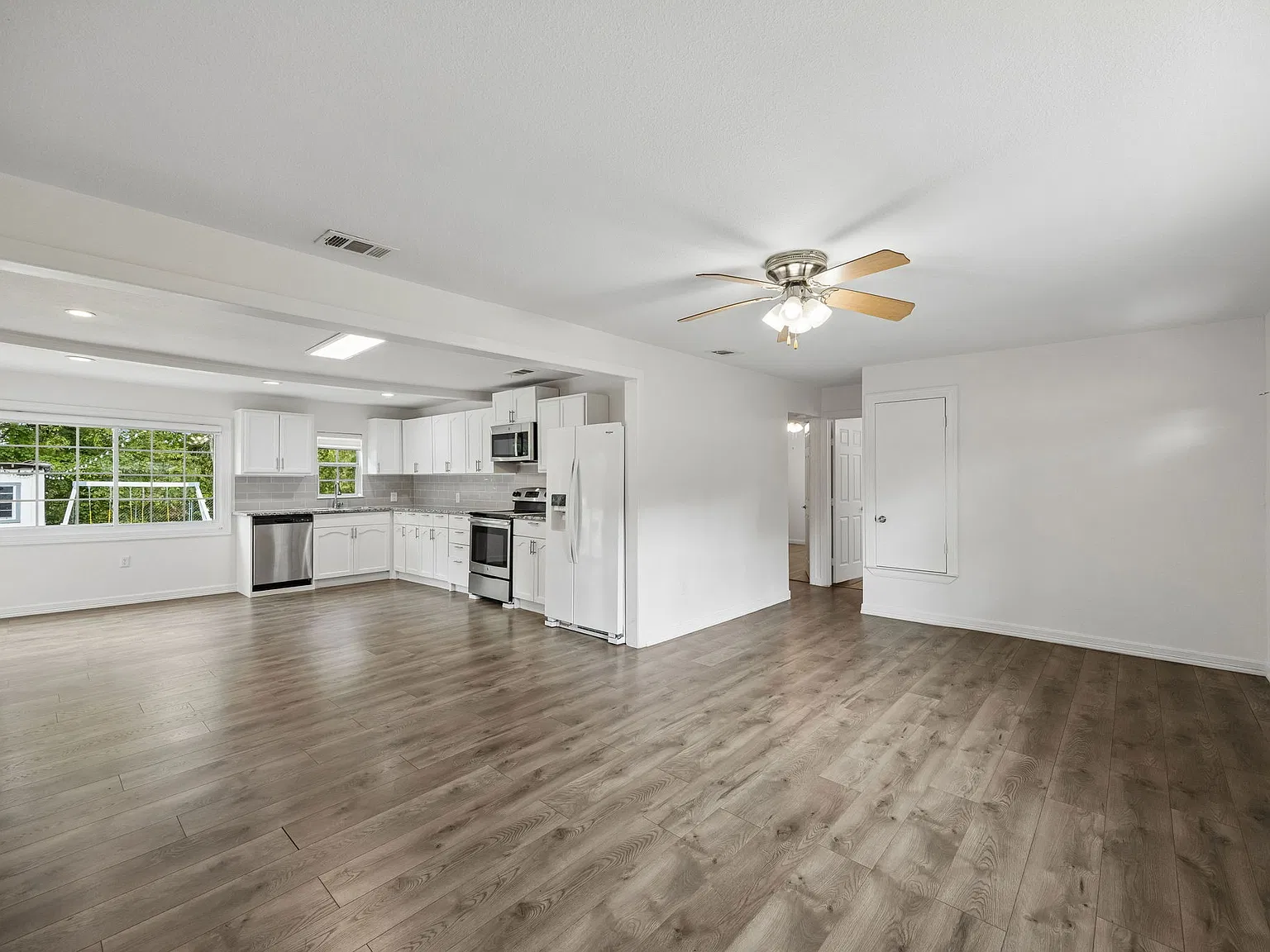 3 bed, 1112 sqft, $2,200 — Photo 3