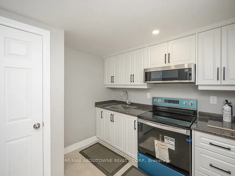 2444 Woburn Cres — Photo 3
