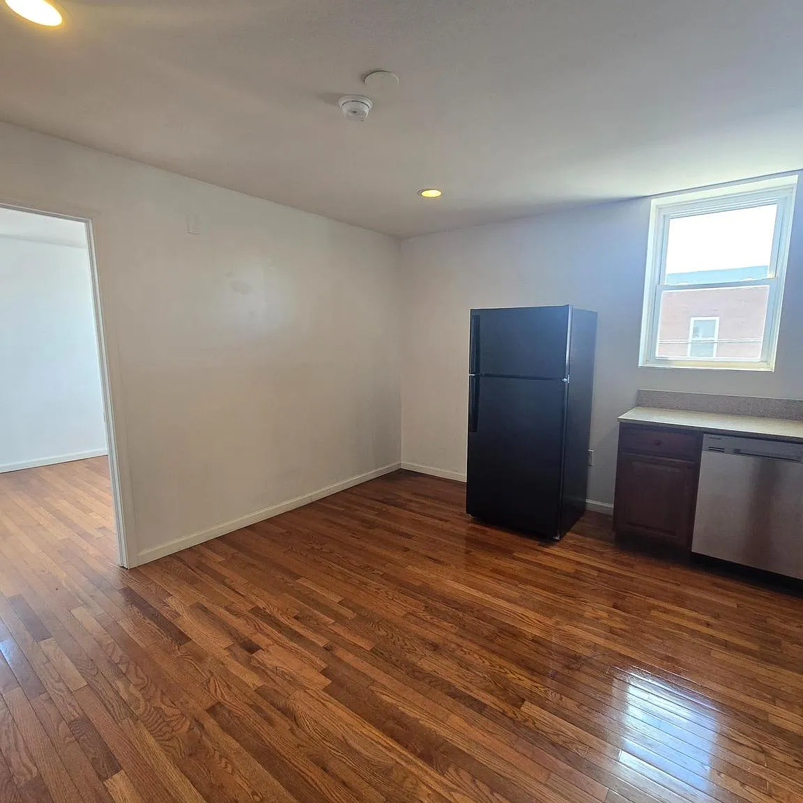 2 bed, 1.0 bath, 950 sqft, $1,500 — Photo 2