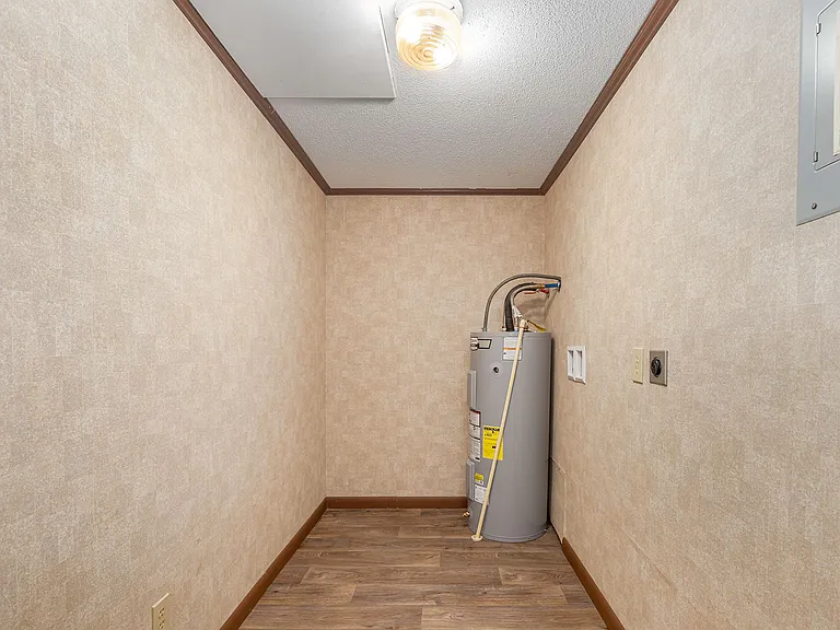 Pineridge Apartments — Photo 10