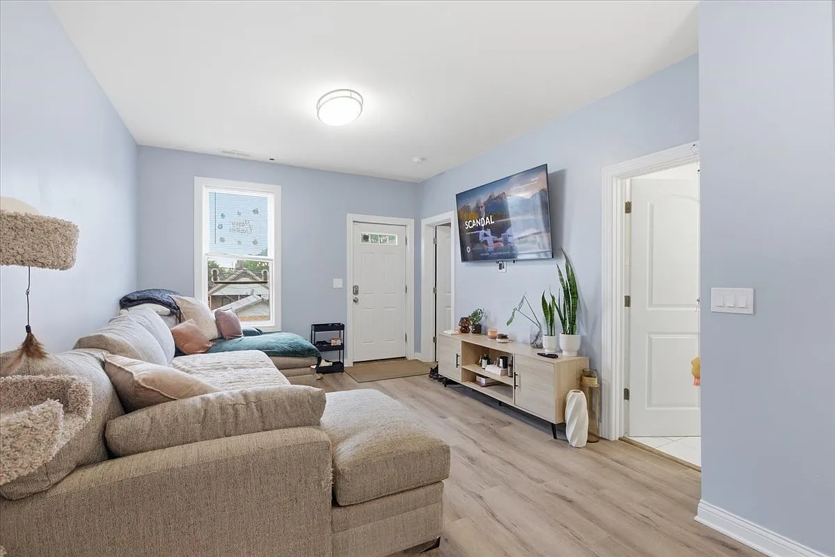 3 bed, 1127 sqft, $2,500 — Photo 4