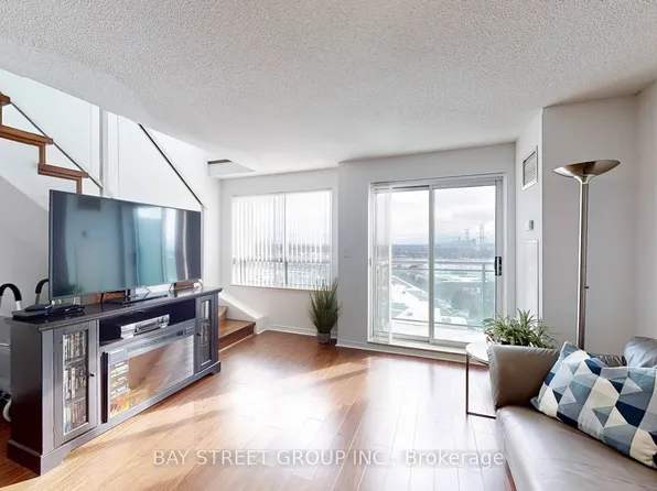 39 Oneida Cres #Lph19, Richmond Hill, ON L4B 4T9