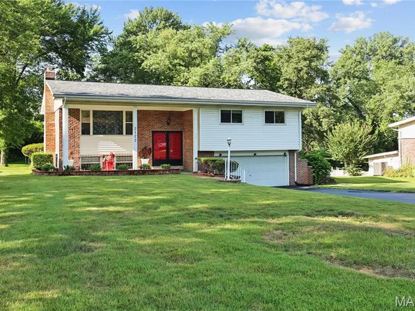 2122 Green Slope Dr, Saint Louis, MO 63136