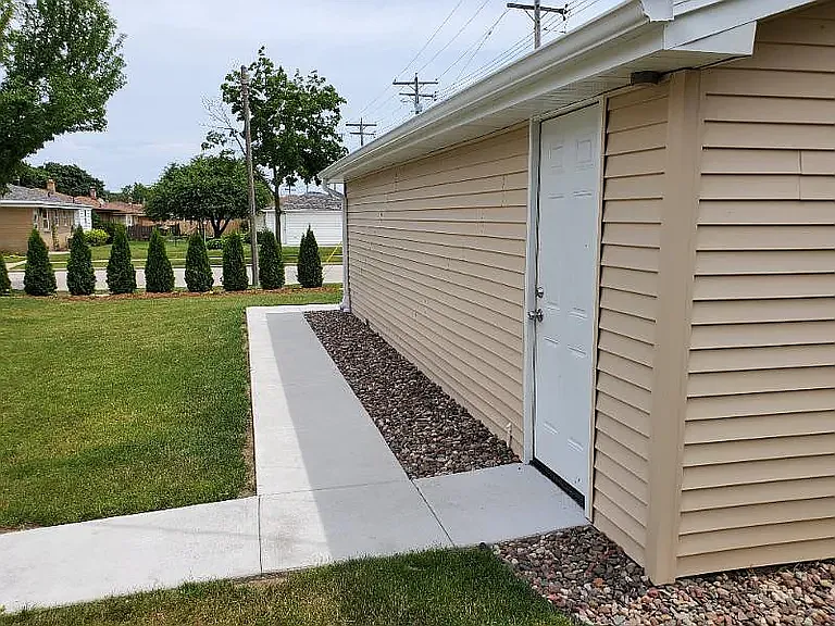 3 bed, 1.5 bath, 1223 sqft, $2,050 — Photo 4