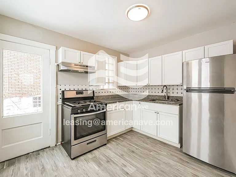 1070445_007_kitchen_7.jpg
