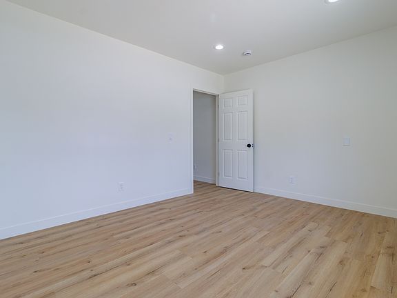 5th image of 7445 Whitewood Dr #3