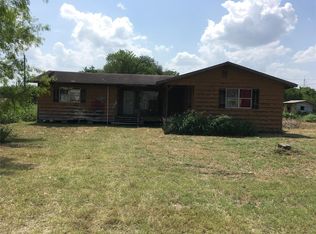 110 Saint James Ave, Campbellton, TX 78008