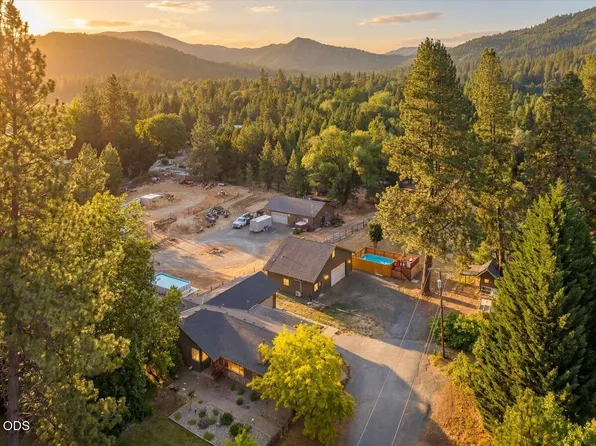 8027 E Evans Creek Rd, Rogue River, OR 97537