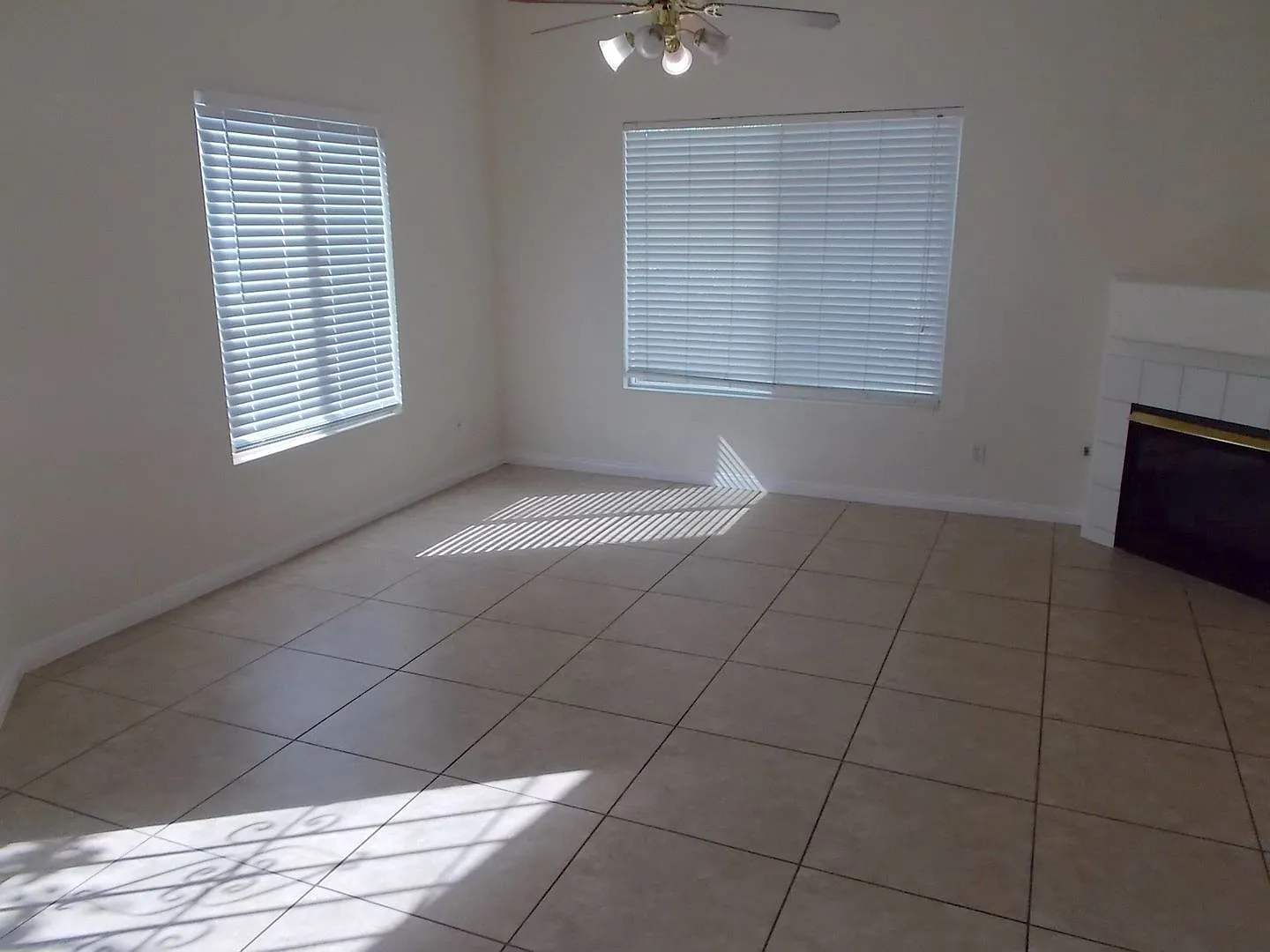 Charming 3BR/2.5BA Home in Gated Spring Valley Community Private Yard & Fruit Trees — Photo 4