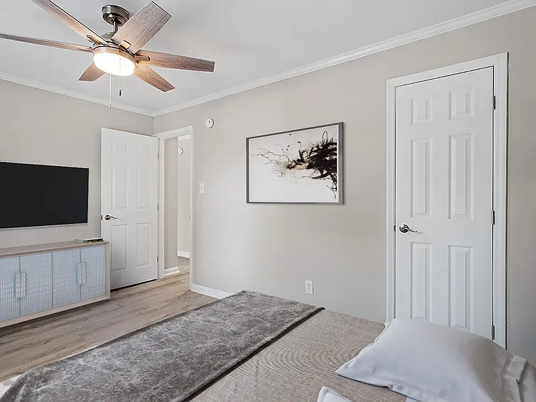 1302 E King St — Photo 12