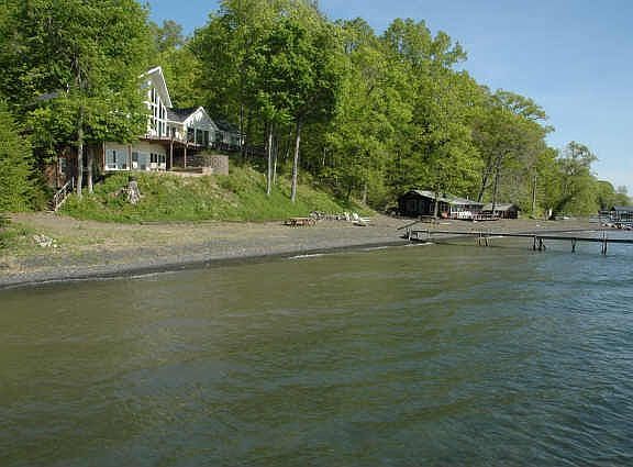 322 ft of lake frontate