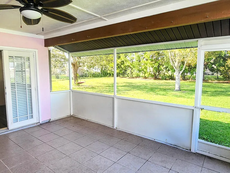 431 SE Dalva Ave — Photo 8
