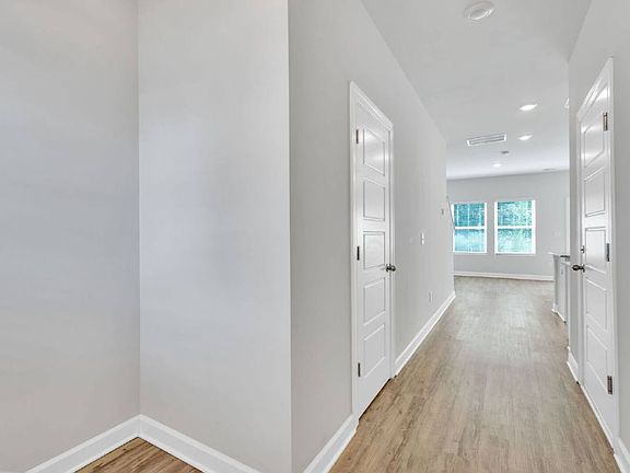 4th image of 106 Telford Dr