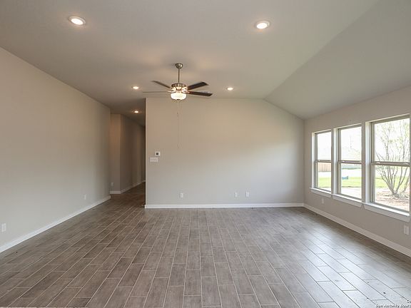5th image of 129 Calgary Drive