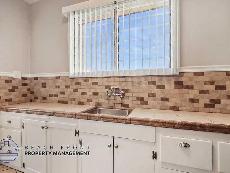 1141 Pine Ave — Photo 1