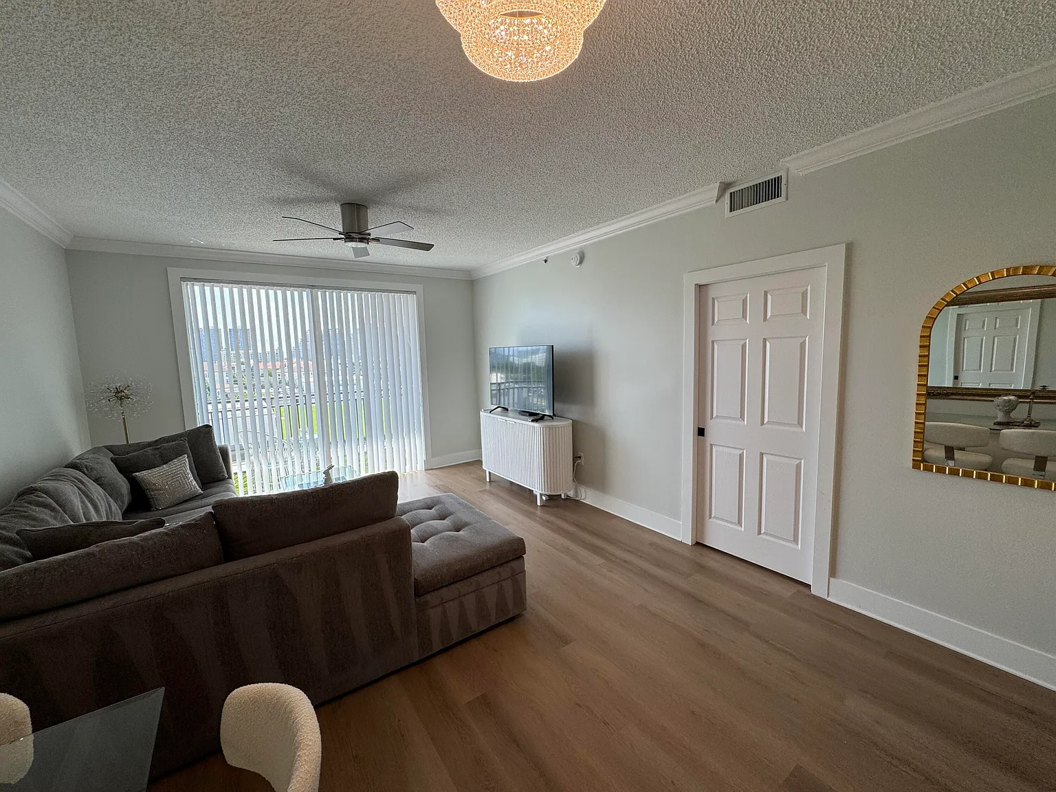 1 bed, 1.0 bath, 696 sqft, $2,500 — Photo 3