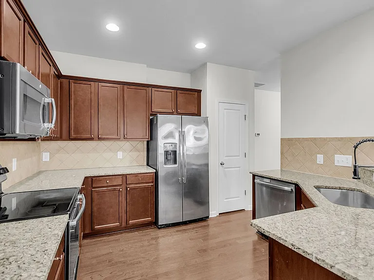 212 Longford Dr — Photo 18