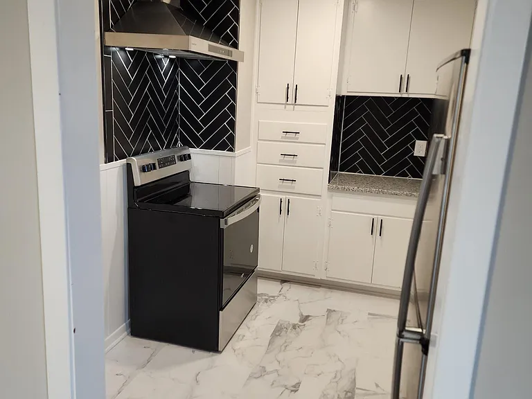920 E 83rd St #920 — Photo 9