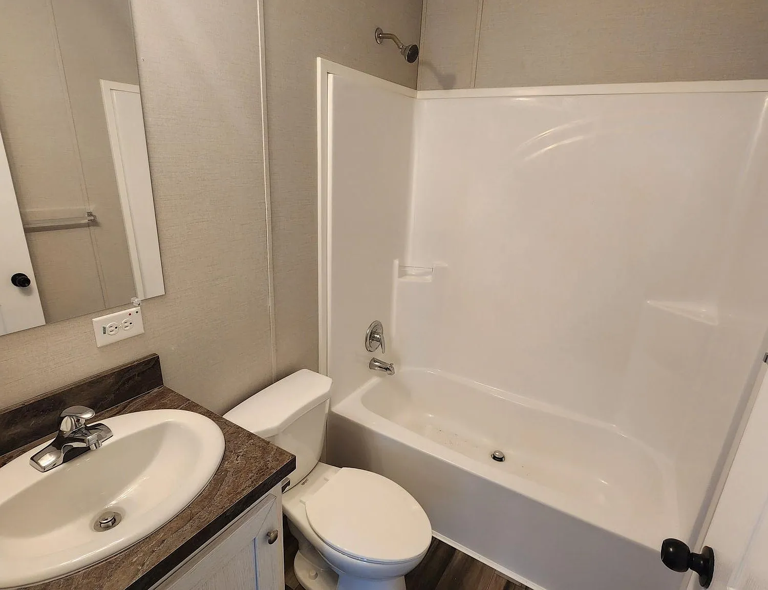 2 bed, $909 — Photo 2