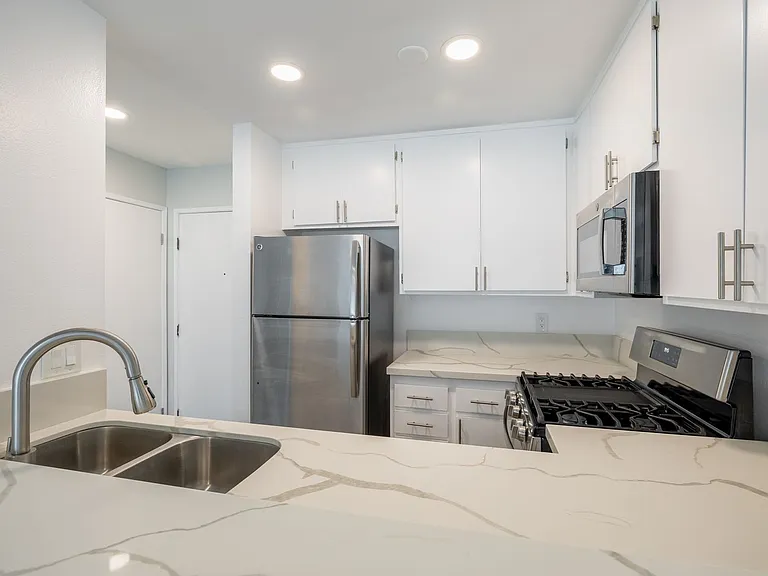 5405 Lindley Avenue — Photo 9