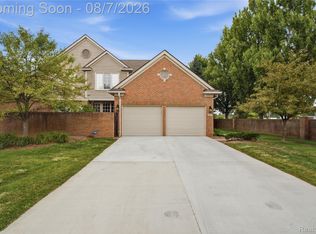 107 Charleston Dr, Troy, MI 48098