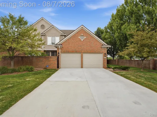 107 Charleston Dr, Troy, MI 48098