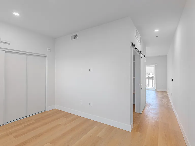 Pacific Heights II — Photo 12