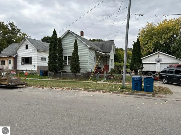 217 10th St, Manistee, MI 49660