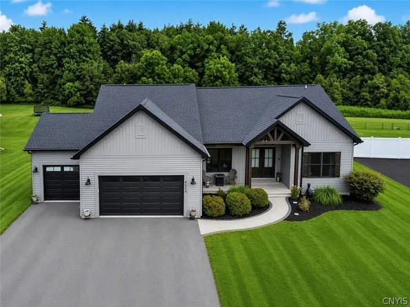 4534 Hollyshire Way, Clay, NY 13041