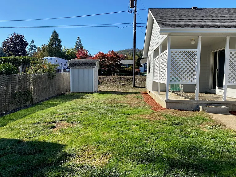 1999 NW Calkins Ave — Photo 13