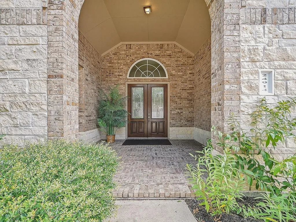 3 bed, 2.5 bath, 2412 sqft, $2,700 — Photo 3