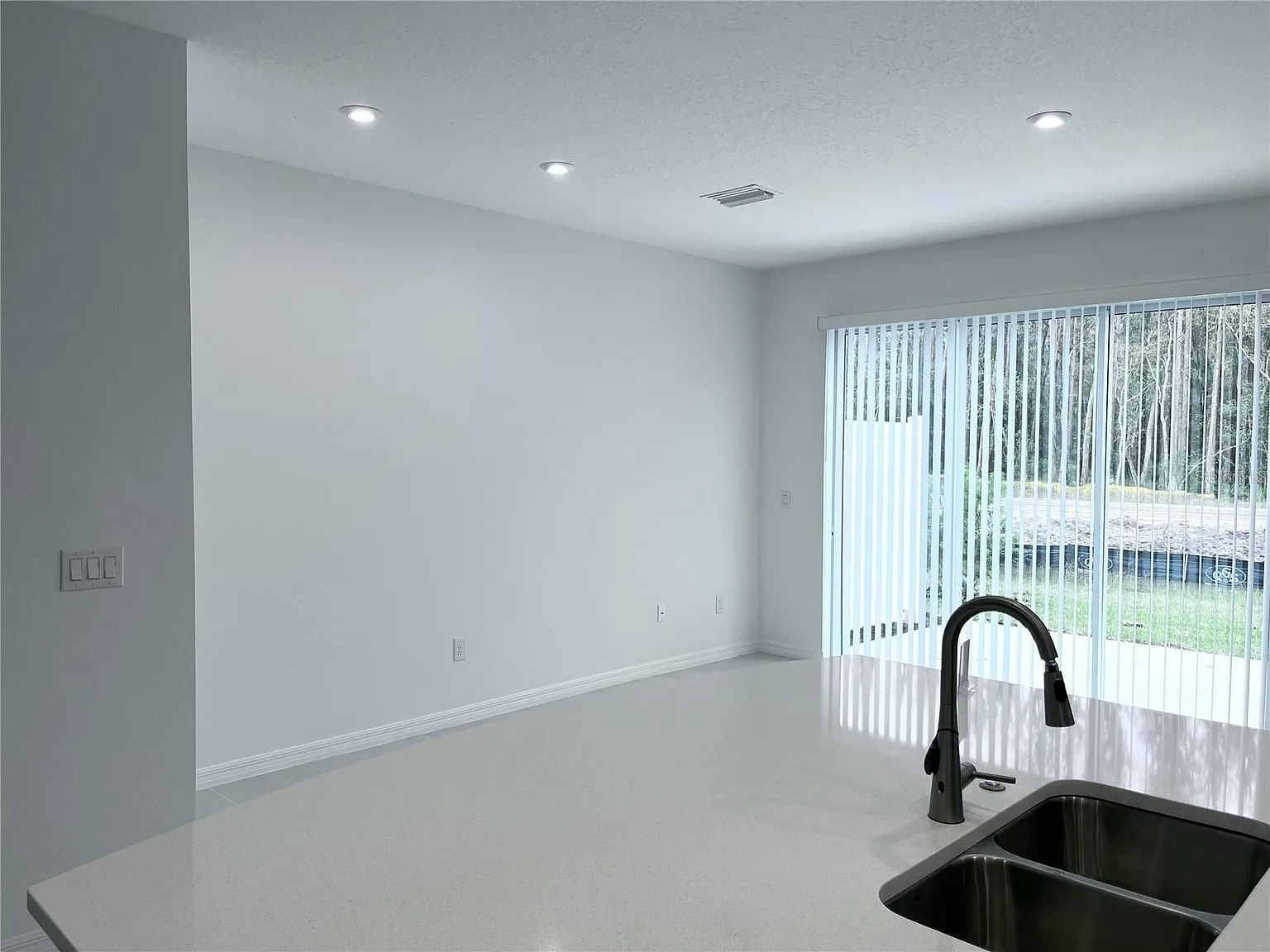3 bed, 2.5 bath, $2,100 — Photo 4