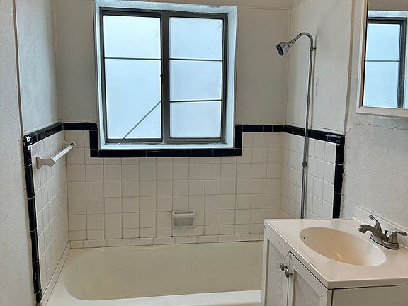 3rd image of 818 Cumberland St APT 7