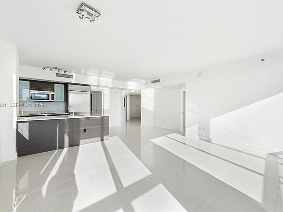 5th image of 500 Brickell Ave APT 1402