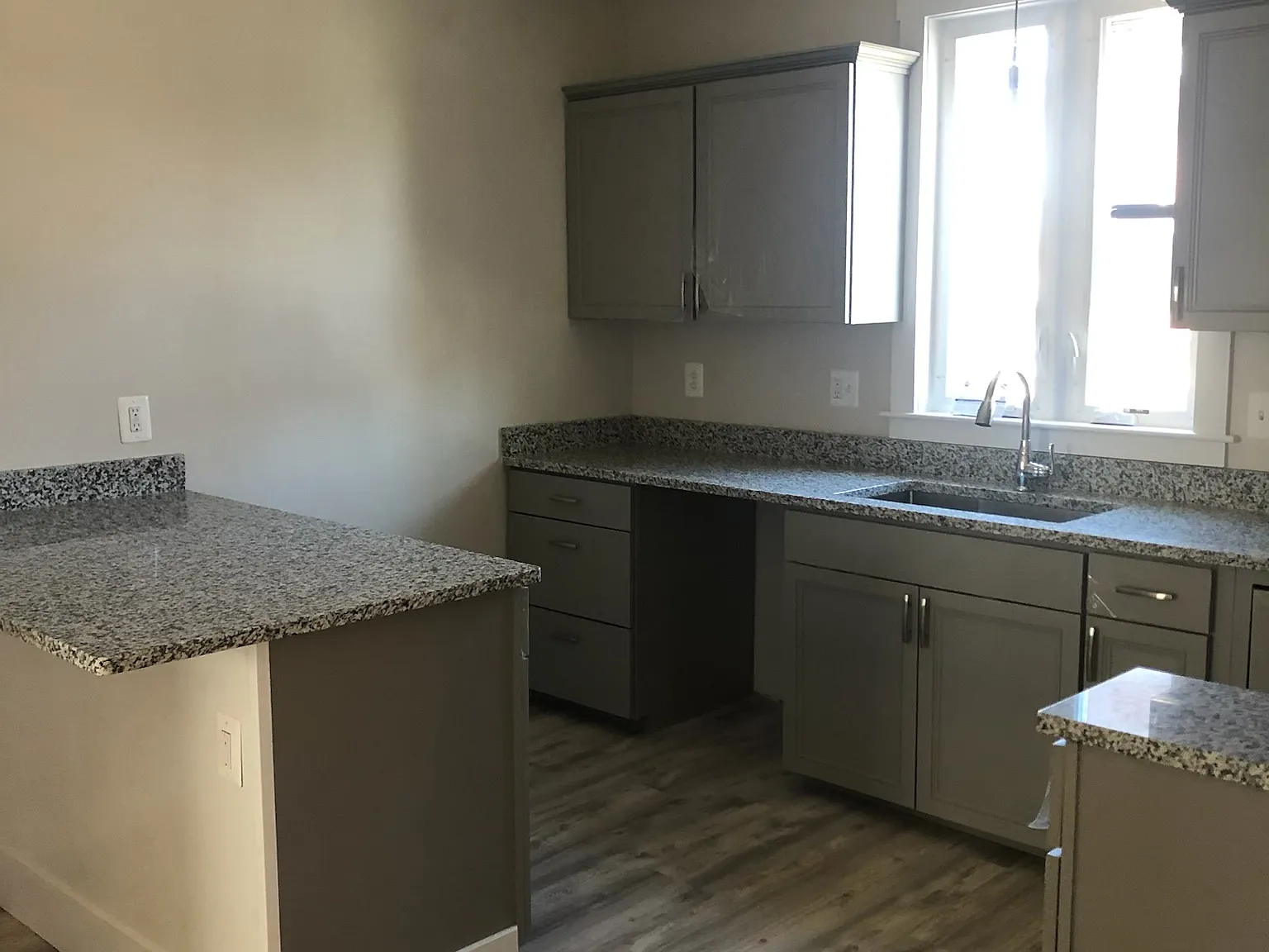 3 bed, $2,000 — Photo 2