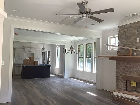 4th image of 725 Branch Dr N